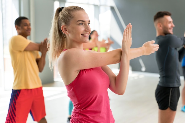 Gente divirtiéndose en clase de zumba.