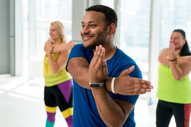 Gente divirtiéndose en clase de zumba.