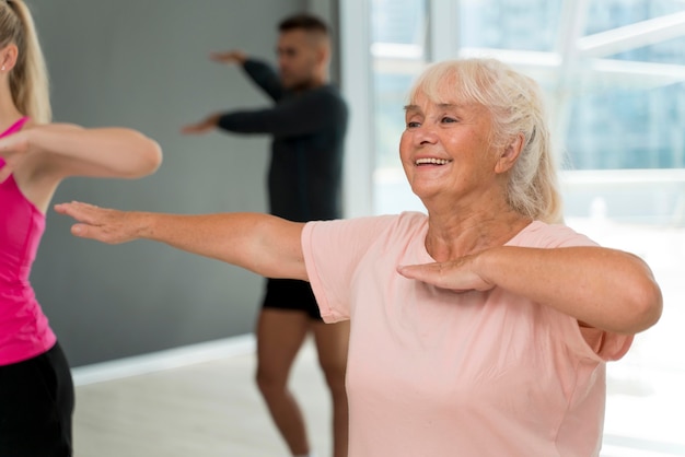 Gente divirtiéndose en clase de zumba.