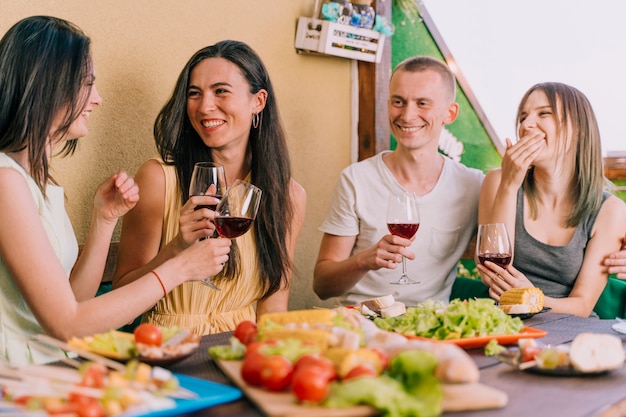 Gente divirtiéndose en la fiesta de la azotea