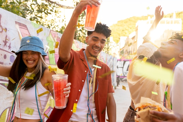 Gente divirtiéndose en la fiesta del bloque