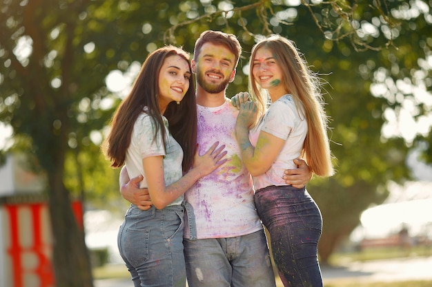 Gente divirtiéndose en un parque con pinturas holi