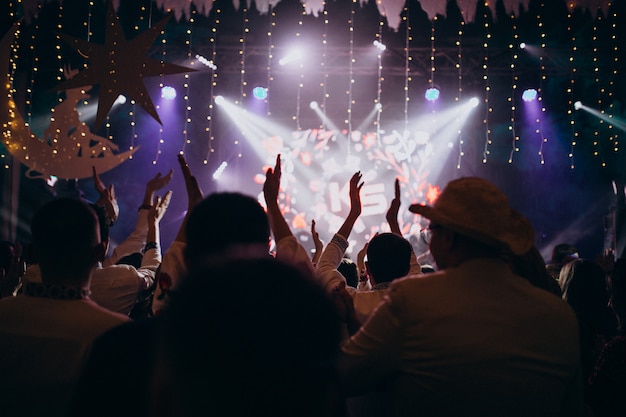 Foto gratuita gente divirtiéndose en el salón de bodas