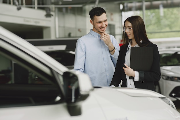 Gente elegante y con estilo en un salón de autos