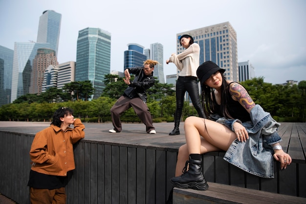 Gente elegante de K-pop en la escena urbana.