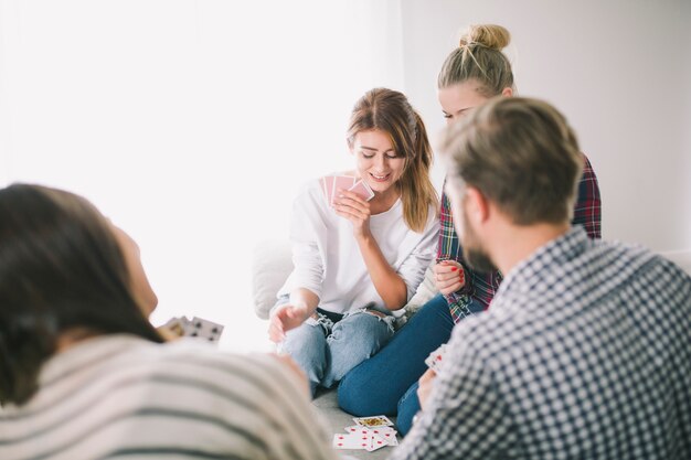 Gente emocionada disfrutando de un juego de cartas