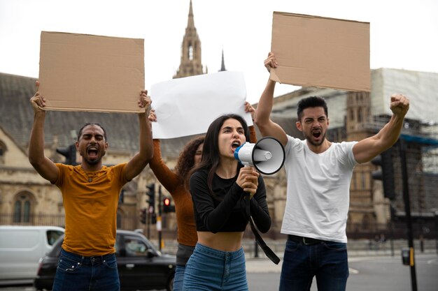 Gente enojada de tiro medio en revolución