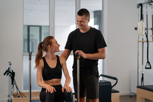 Gente entrenando en el gimnasio con un entrenador