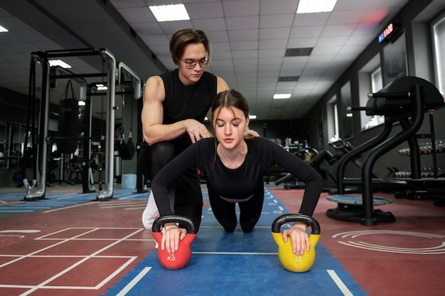 Gente entrenando junto con levantamiento de pesas.