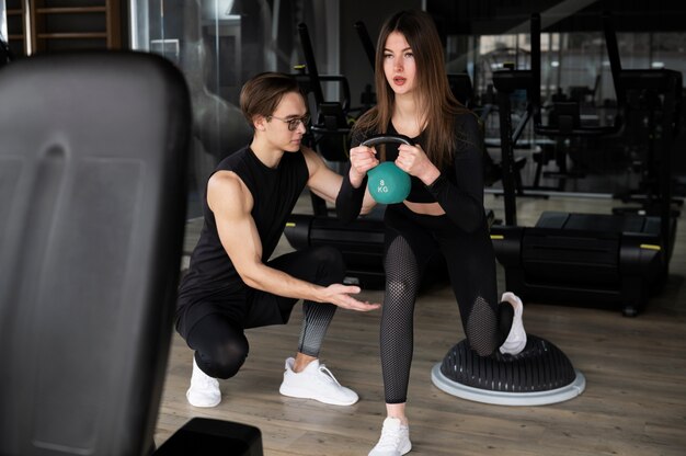 Gente entrenando junto con levantamiento de pesas.