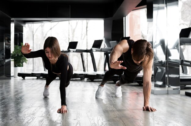 Gente entrenando junto con levantamiento de pesas.