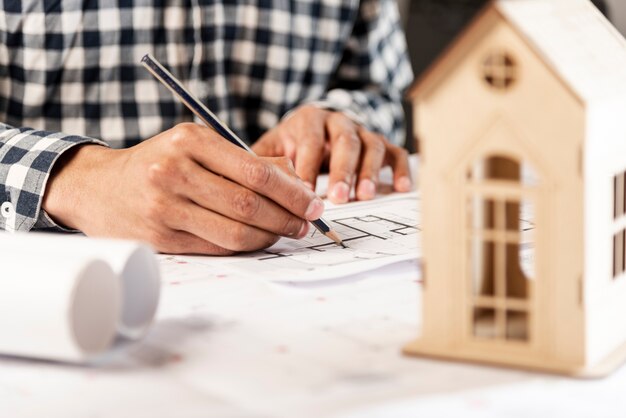 Gente escribiendo en el fondo y casa de madera