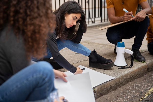 Foto gratuita gente escribiendo en pancartas de cerca