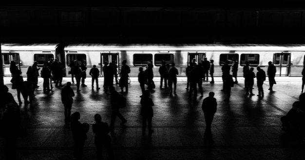 Gente esperando un tren en una plataforma.