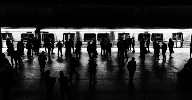 Gente esperando un tren en una plataforma.