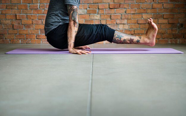 La gente está haciendo yoga