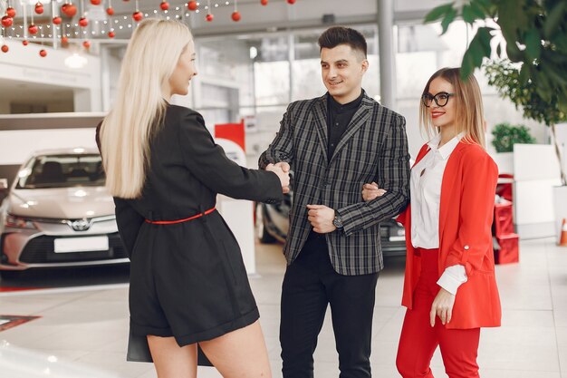 Gente con estilo y elegante en un salón de autos