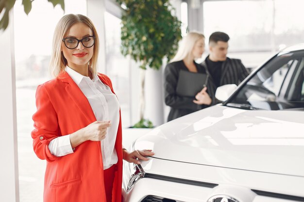 Gente con estilo y elegante en un salón de autos