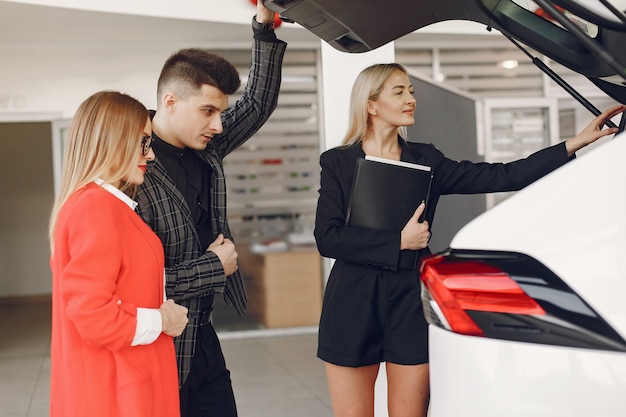 Gente con estilo y elegante en un salón de autos