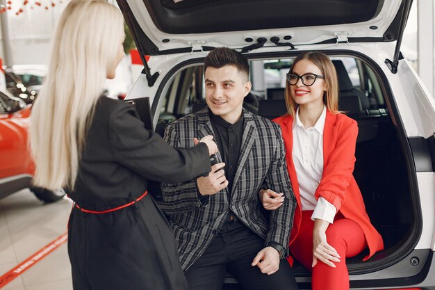 Gente con estilo y elegante en un salón de autos