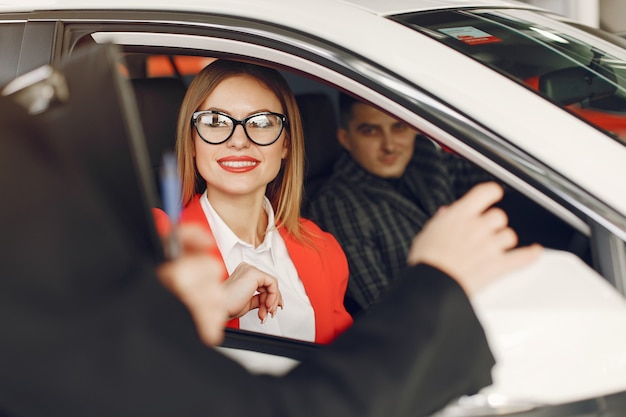 Gente con estilo y elegante en un salón de autos