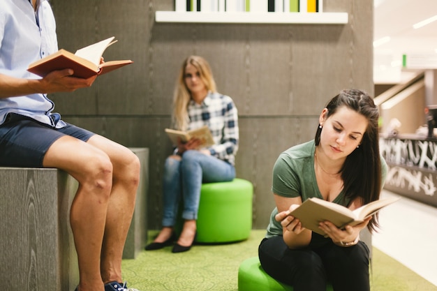 Gente estudiando en la biblioteca