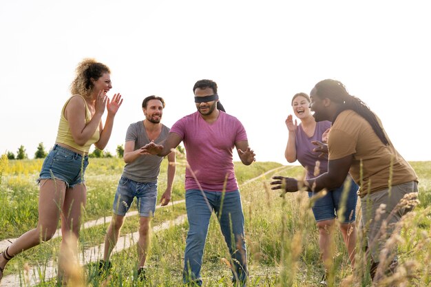 Gente feliz al aire libre full shot