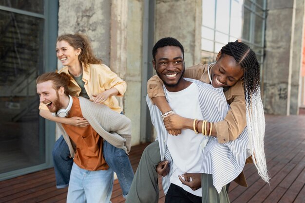 Gente feliz al aire libre plano medio