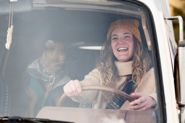 Gente feliz en autocaravana plano medio