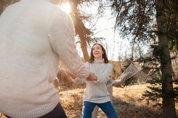 Foto gratuita gente feliz bailando al aire libre vista lateral