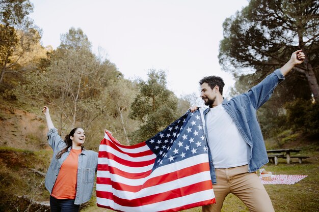 Gente feliz con bandera