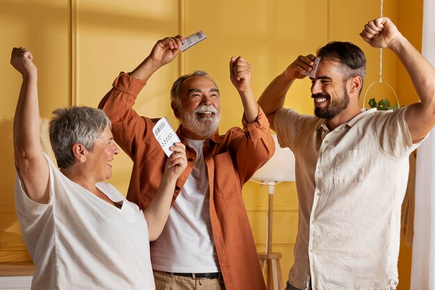 Gente feliz con boletos de lotería tiro medio