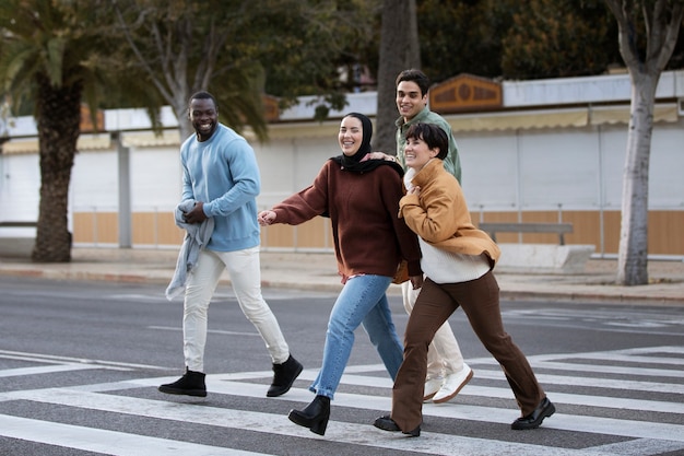 Gente feliz caminando juntos tiro completo