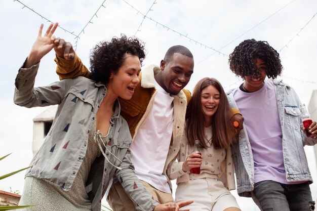 Gente feliz de fiesta juntos plano medio