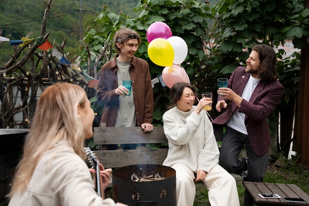 Gente feliz de fiesta en la naturaleza