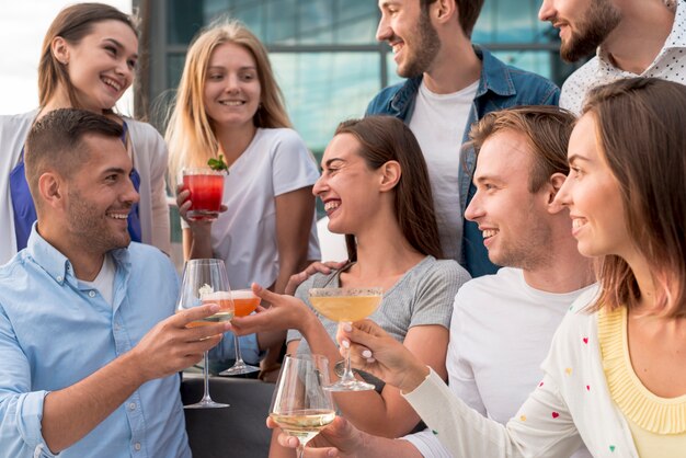 Gente feliz en una fiesta en la terraza