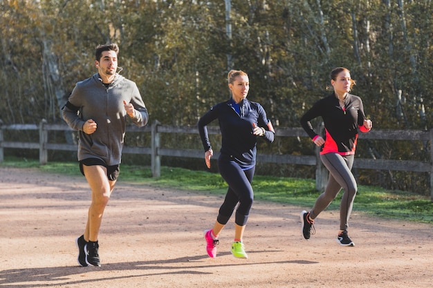 Gente feliz haciendo deporte en el parque