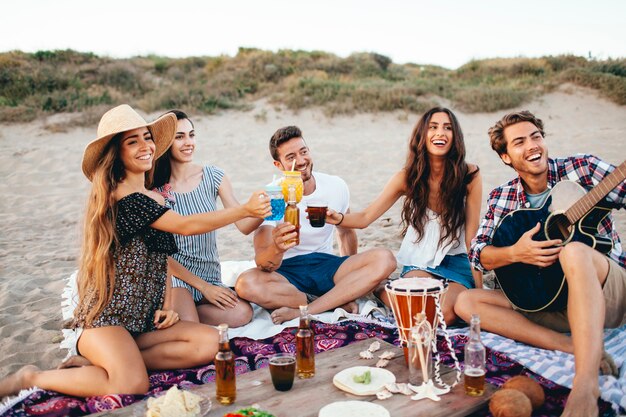 Gente feliz haciendo una fiesta de playa