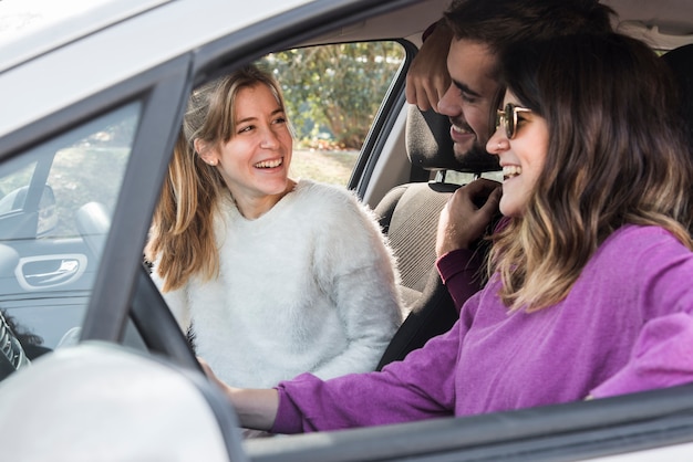 Gente feliz montando coche