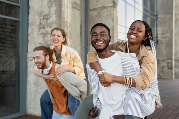 Foto gratuita gente feliz de plano medio afuera