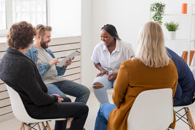 Gente feliz de plano medio en reunión