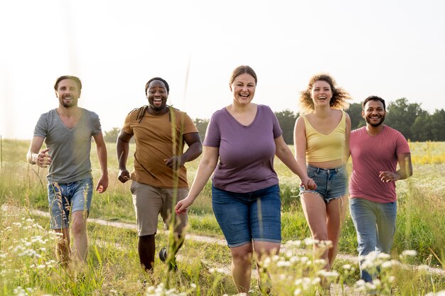 Gente feliz de tiro completo al aire libre