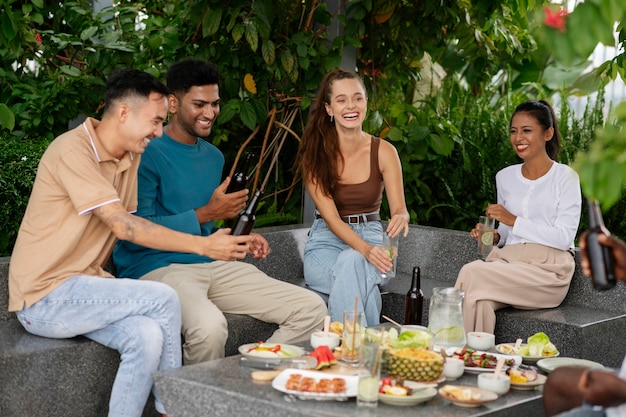 Foto gratuita gente feliz de tiro completo con comida