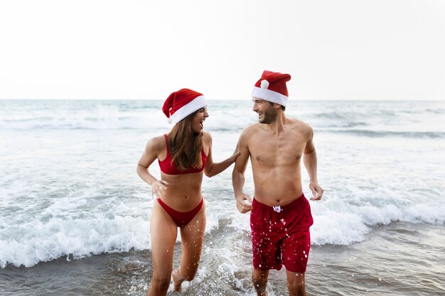 Gente feliz de tiro completo en la playa