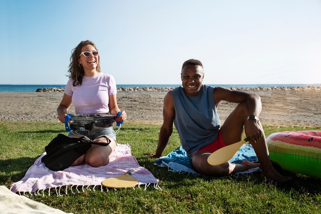 Gente feliz de tiro completo en la playa