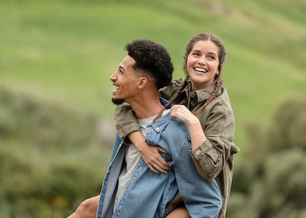 Gente feliz de tiro medio al aire libre