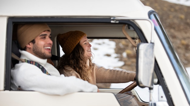 Foto gratuita gente feliz de tiro medio en autocaravana