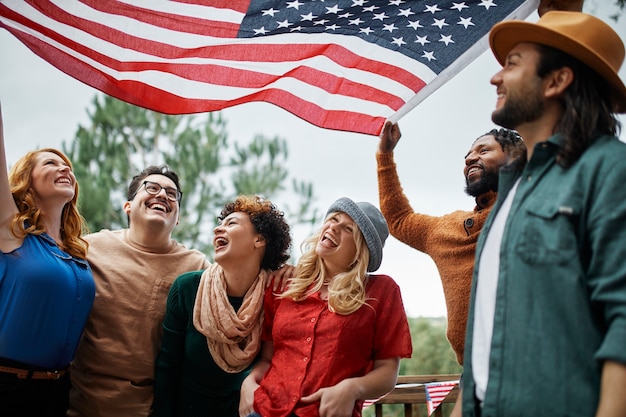 Foto gratuita gente feliz de tiro medio con bandera