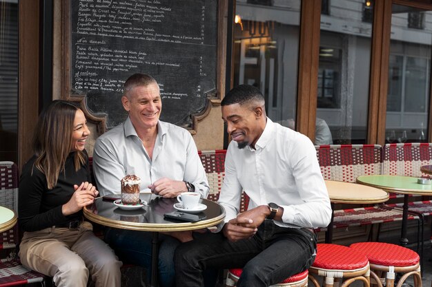 Gente feliz de tiro medio en bistro