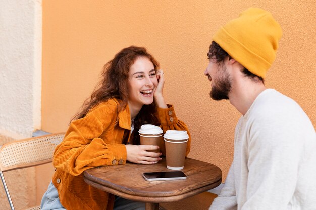 Gente feliz de tiro medio con café